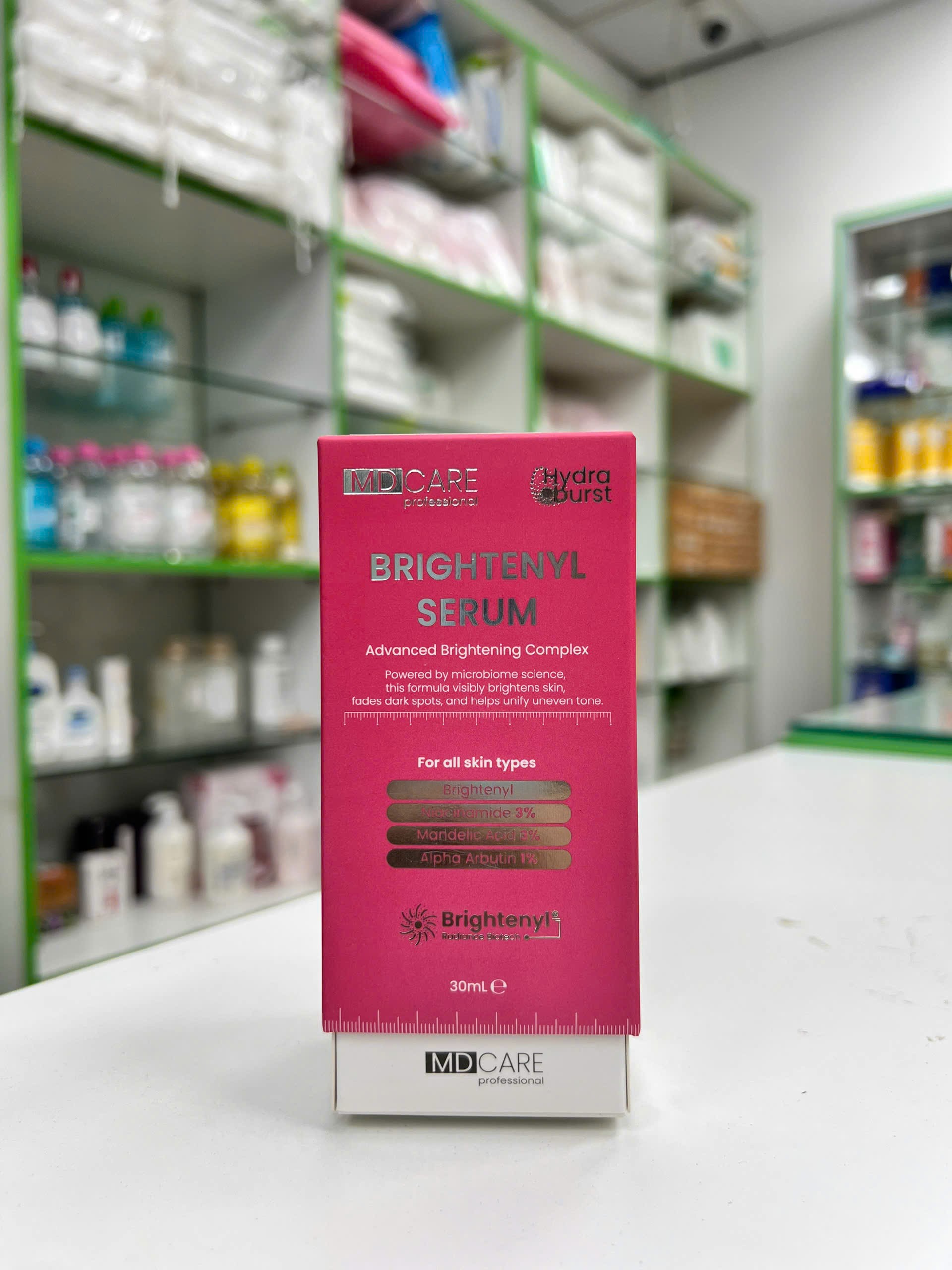 Serum Làm Sáng Đa Tầng & Toàn Diện Brightenyl Serum — chai serum Brightenyl MD Care trên nền trắng